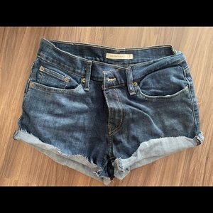 Levi’s cute denim shorts medium rise size 27, equal to size 4